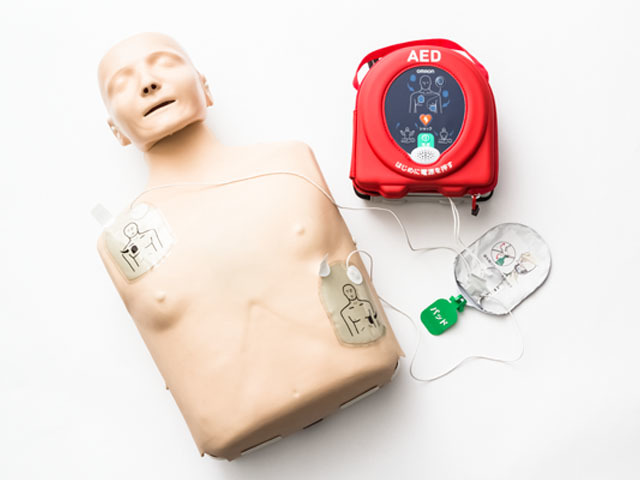 AED本体と電極パッド写真